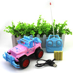 Voiture télécommandée barbie DIVKA devant une plante décorative avec ses accessoires, batterie, télécommande et cable USB - VéhTél