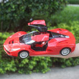 Le jouet Lamborghini RED FURY de profil avec ses portes ouvertes et en arrière plan un buisson  - VéhTél