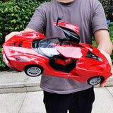 Voiture Télécommandée Lamborghini RED FURY présentée de profil par une personne avec arrière plan en buisson - VéhTél
